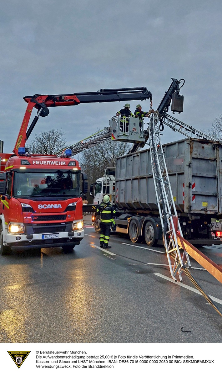 FW-M: Ladekran noch ausgefahren (Waldperlach)