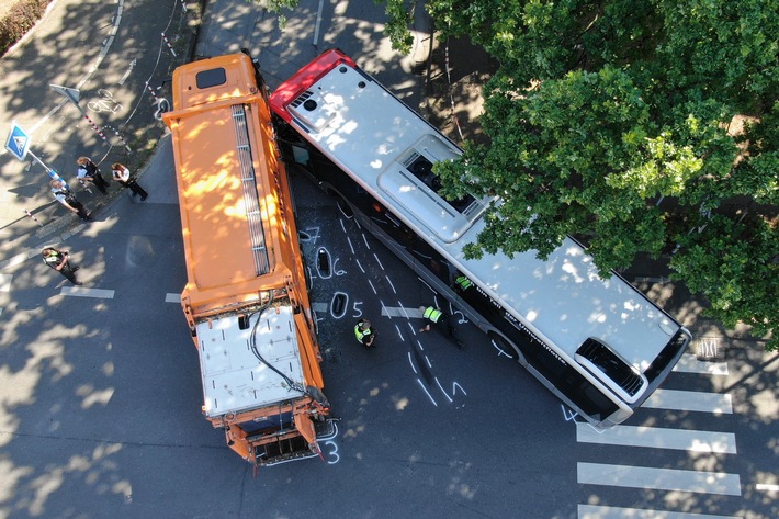 POL-ME: Zehn Verletzte nach Unfall mit Linienbus - Monheim am Rhein - 2208047