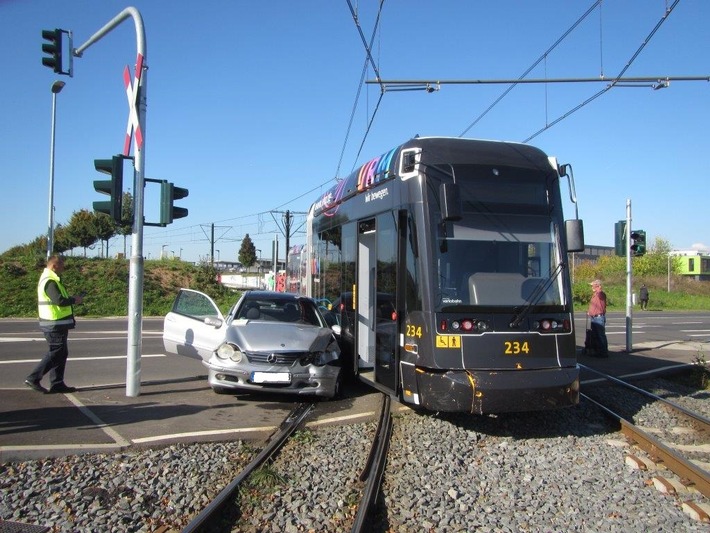 POL-PPMZ: Kollision mit einer Straßenbahn