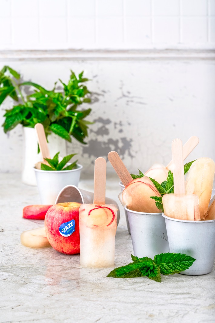 Sommerliche Erfrischung mit Apfel-Popsicles