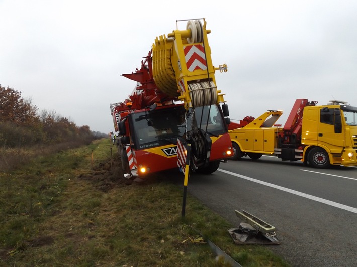 POL-HRO: Kranfahrzeug verunfallt auf der A20