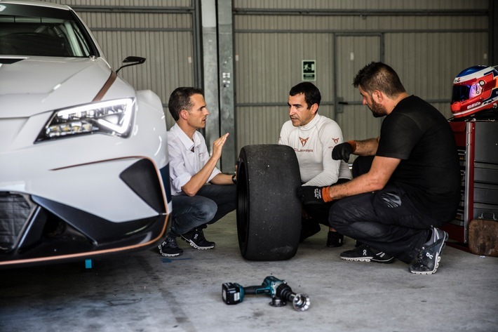 CUPRA Teammitglieder neben dem neuen e-Racer, dem ersten vollelektrischen Tourenwagen. Weiterer Text über ots und www.presseportal.de/nr/70019 / Die Verwendung dieses Bildes ist für redaktionelle Zwecke honorarfrei. Veröffentlichung bitte unter Quellenangabe: "obs/SEAT Deutschland GmbH/Xavier Bonilla"