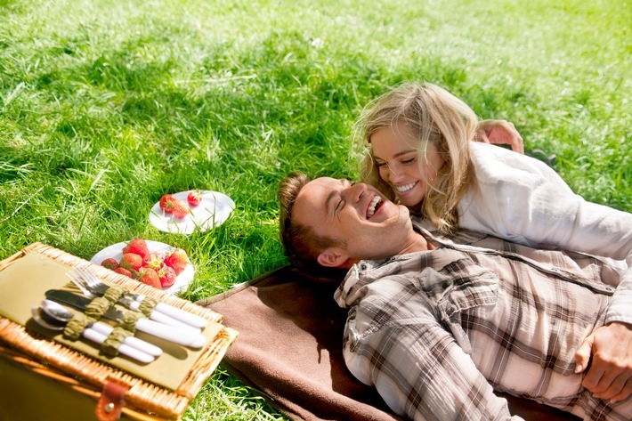 Ein Picknick auf der grünen Wiese kann auch für Heuschnupfengeplagte zum Vergnügen werden - mithilfe einer Probiotika-Kur. Weiterer Text über ots und www.presseportal.de/nr/123027 / Die Verwendung dieses Bildes ist für redaktionelle Zwecke honorarfrei. Veröffentlichung bitte unter Quellenangabe: "obs/Bencard Allergie GmbH/peepo"