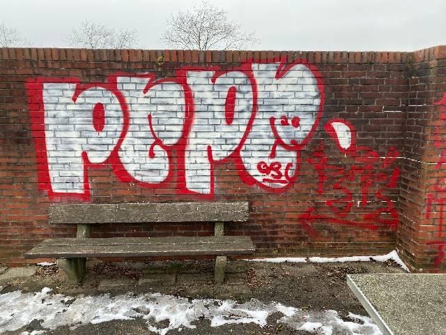 POL-CUX: Sachbeschädigung durch mehrere Graffiti am Spielplatz am See Achtern Diek in Otterndorf - Zeugenaufruf (Foto im Anhang)