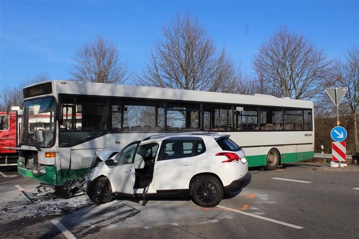 POL-PDKL: Zwei Leichtverletzte bei Unfall mit Linienbus