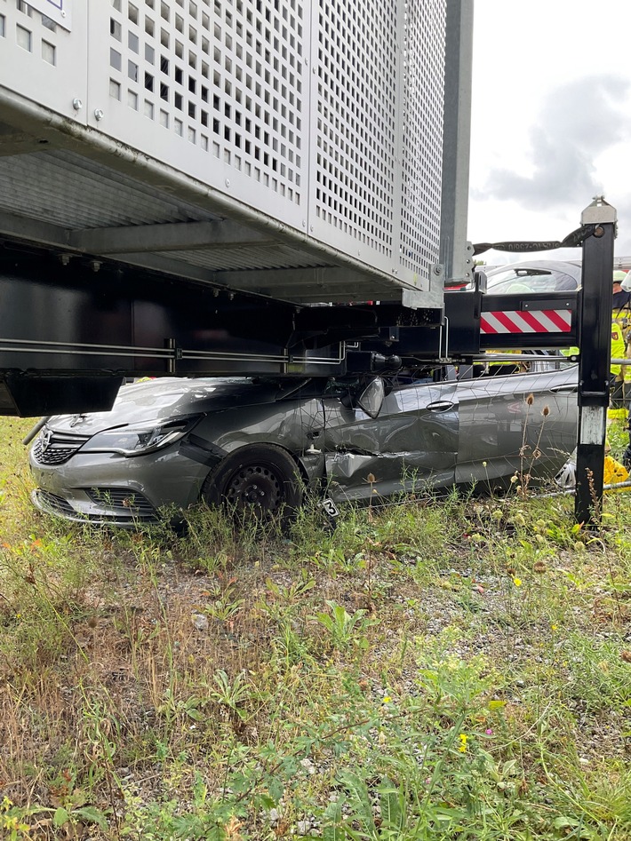 FW-GLA: Schwerer Verkehrsunfall: Pkw schleudert gegen Mobilfunksendemast