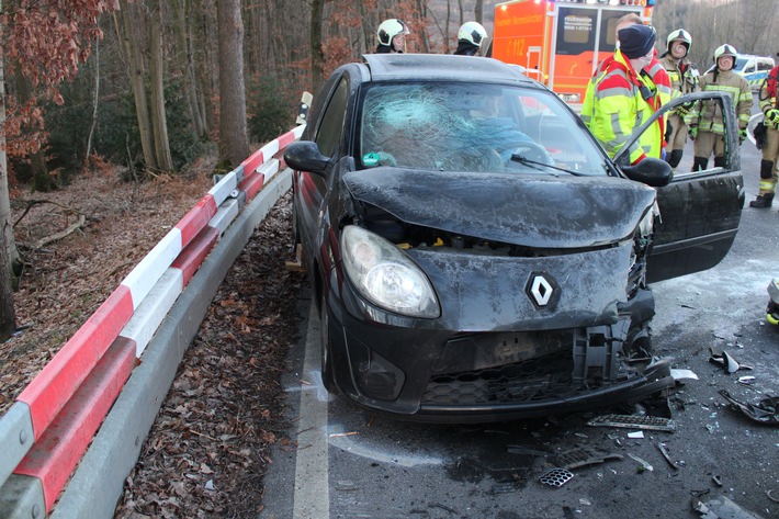 POL-RBK: Burscheid - Frontalzusammenstoß durch Fahrbahnglätte am Morgen