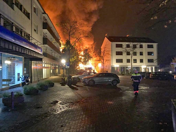 POL-ME: Erstmeldung: Großbrand einer leerstehenden Industriehalle - Polizei ermittelt zur Brandursache - Haan - 2111031