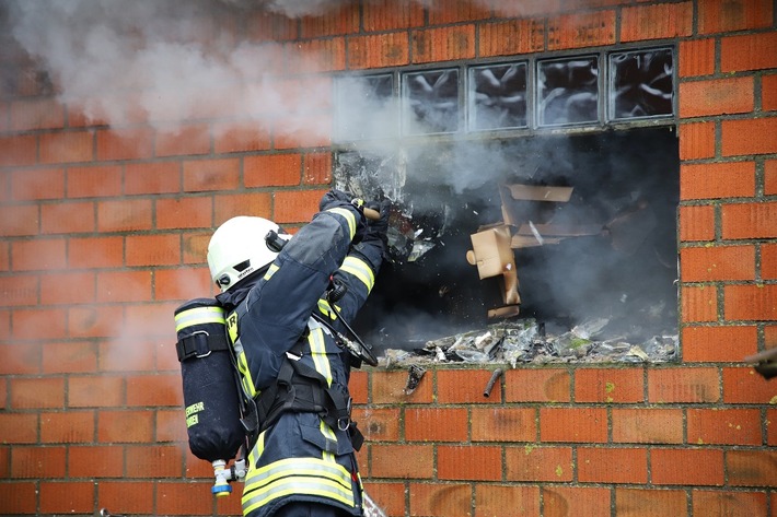 FW-SE: Feuer zerstört Lagerhalle