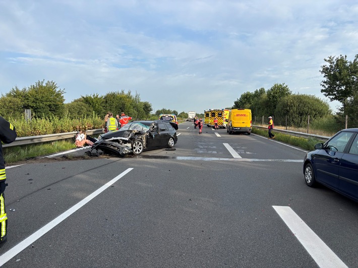 POL-STD: Zwei Verletzte bei Unfall auf Autobahn 26, Tageswohnungseinbrecher in Oersdorf