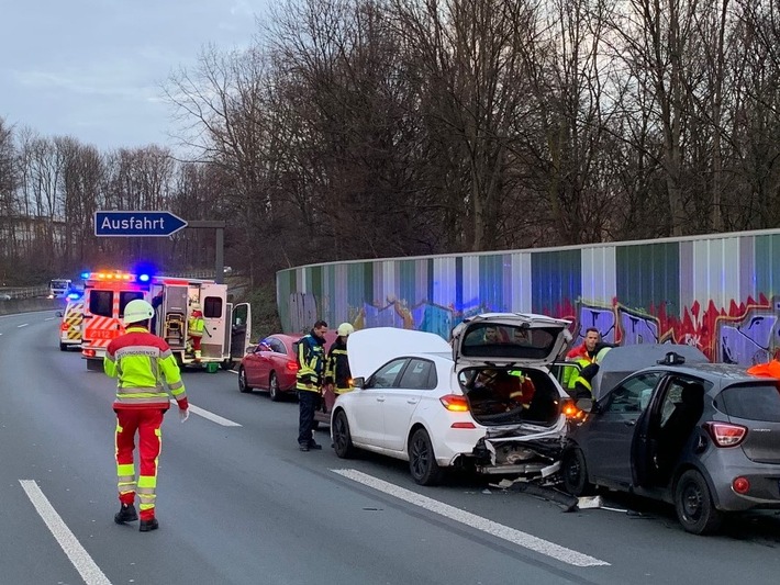 FW-BO: Verkehrsunfall auf der A 40 mit 4 beteiligten PKW und 6 verletzten Personen