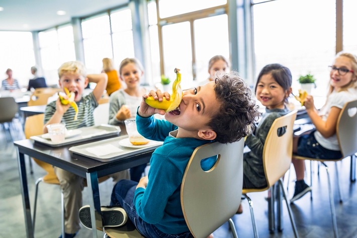 Gesunde Ernährung beginnt in der Kindheit / Das Mittagessen in Kitas und Schulen ist oft alles andere als gesund - das soll sich ändern