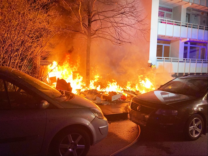 POL-ME: Sperrmüllbrand drohte, auf Haus überzugreifen - Monheim am Rhein - 2203124