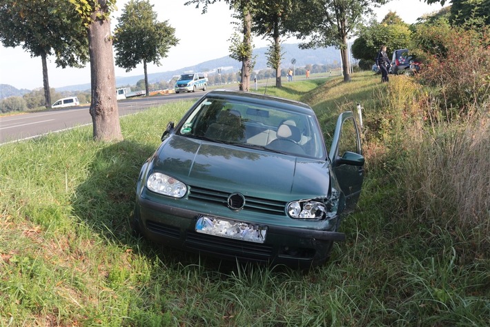 POL-HX: Zwei Autos nach Verkehrsunfall in Höxter-Boffzen nicht mehr fahrbereit - eine Person leicht verletzt