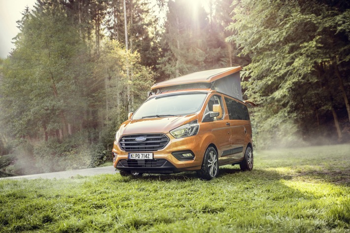 Ford bietet das erfolgreiche Freizeitmobil Nugget ab diesem Frühjahr über sein Händlernetz auch außerhalb Deutschlands an - zunächst in Belgien, Italien, Österreich und der Schweiz, weitere europäische Märkte sollen noch in diesem Jahr folgen. Seit 1986 hat Ford mehr als 15.000 Nugget verkauft. Damit zählt er längst zu den Klassikern unter den Reisemobilen in Deutschland. Alljährlich kommen derzeit rund 1.200 Nugget-Einheiten neu hinzu, die der Ford Partner Westfalen Mobil GmbH in Rheda-Wiedenbrück (Nordrhein-Westfalen) umbaut. Die aktuelle Nugget-Generation basiert auf der Ende 2017 umfassend überarbeiteten und aufgewerteten Ford Transit Custom-Baureihe. Weiterer Text über ots und www.presseportal.de/nr/6955 / Die Verwendung dieses Bildes ist für redaktionelle Zwecke honorarfrei. Veröffentlichung bitte unter Quellenangabe: "obs/Ford-Werke GmbH"