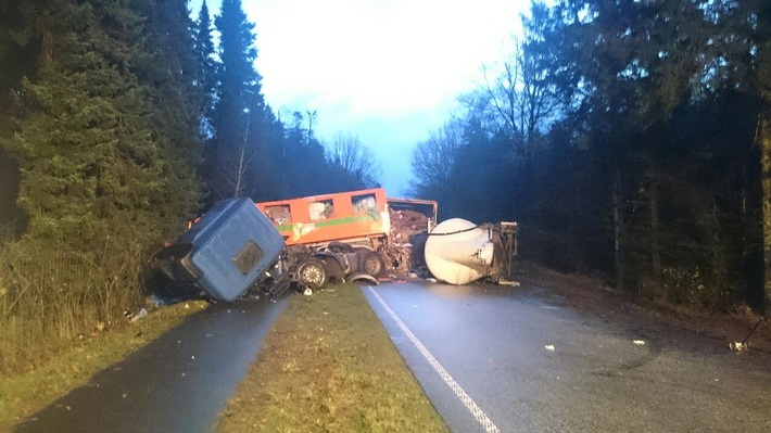 POL-SE: Hasenmoor, B206 - Schwerer Verkehrsunfall zwischen zwei LKW am Morgen