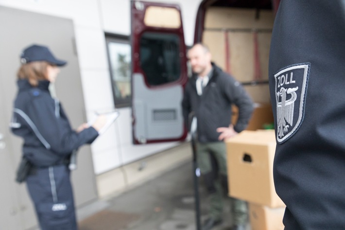 HZA-EF: Zoll kontrolliert Paketdienstleister in Thüringen und Südwestsachsen / Bundesweite Schwerpunktprüfung gegen Schwarzarbeit und illegale Beschäftigung