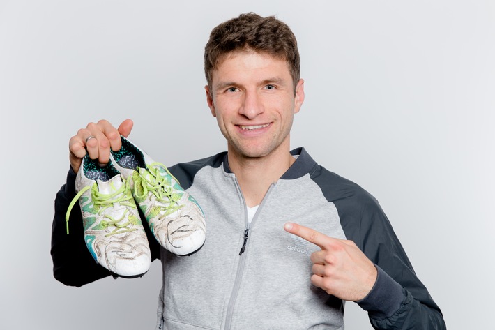 Thomas Müller lädt Fans zum Kartenspielen ein und versteigert einmalige Andenken / Der FC Bayern-Star unterstützt mit persönlichen Auktionen einen guten Zweck