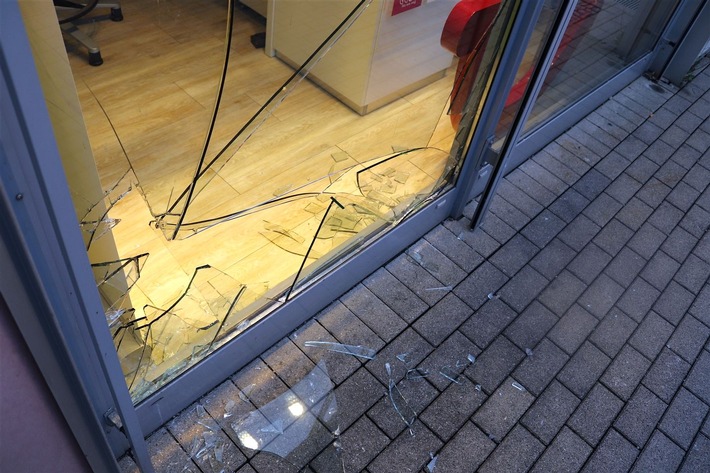 POL-OE: Unbekannte schlagen Bürofensterscheibe ein