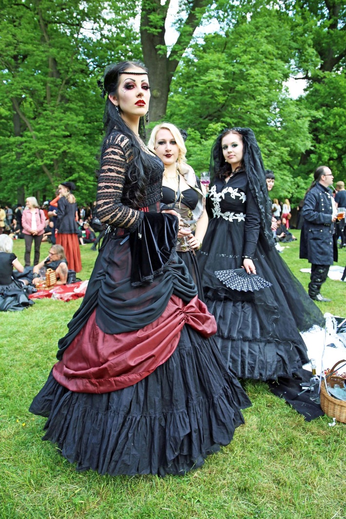 Das Wave-Gotik-Treffen feiert vom 13. bis 16. Mai 2016 in Leipzig sein 25-jähriges Jubiläum / Schwarz-romantische Festspiele zu Pfingsten