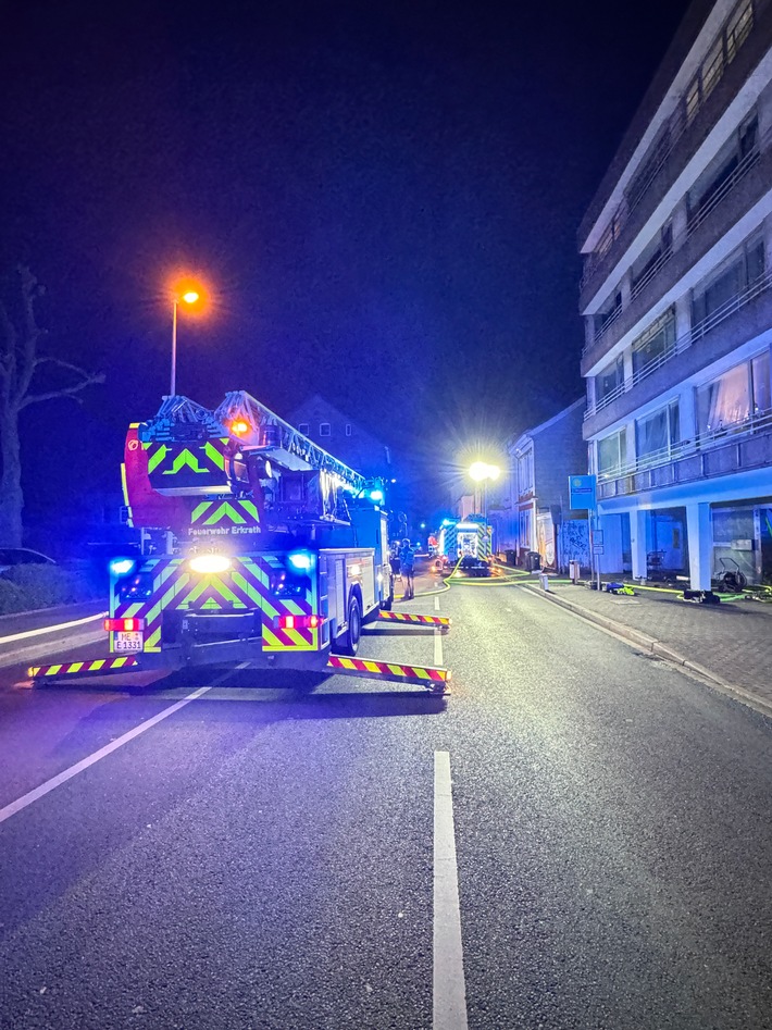 FW-Erkrath: Ausgedehnter Wohnungsbrand mit Menschenrettung