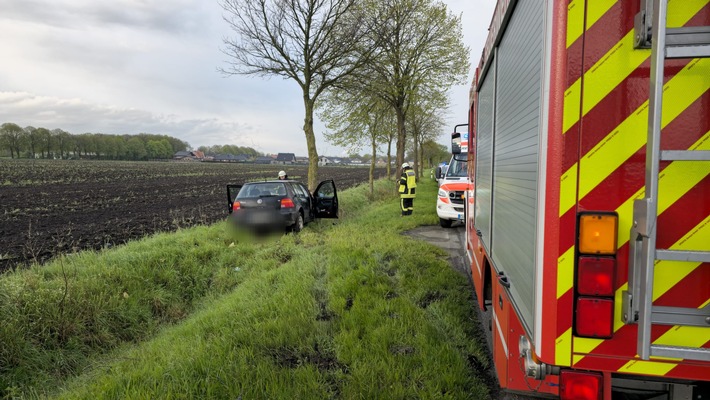 FFW Schiffdorf: 20-jähriger VW-Fahrer bei Kollision mit Baum verletzt