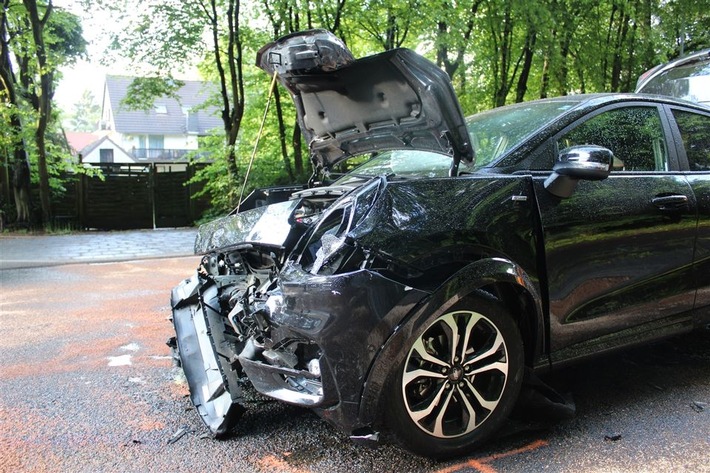 POL-RBK: Bergisch Gladbach - Zwei Menschen schwer verletzt - Unfallfahrer war stark alkoholisiert