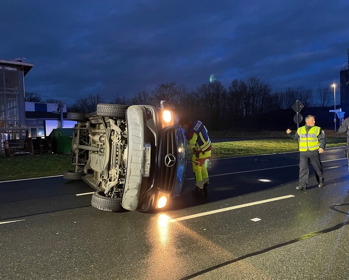 FF Bad Salzuflen: Sprinter bleibt nach schwerem Unfall auf der Seite liegen / Zwei Menschen vom Rettungsdienst betreut