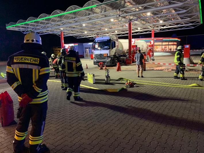 FW-KLE: Zwischenfall an Tankstelle: Dieselkraftstoff ausgelaufen