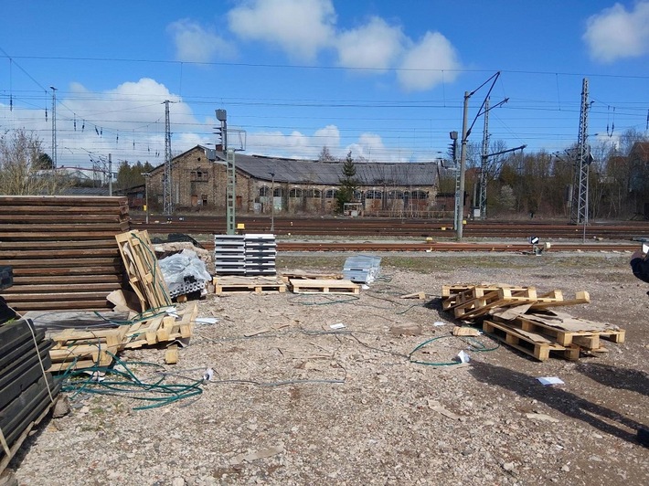 BPOLI EF: Diebe hinterlassen Schaden in Höhe von 25 000 Euro - Bundespolizei bittet Zeugen um Mithilfe