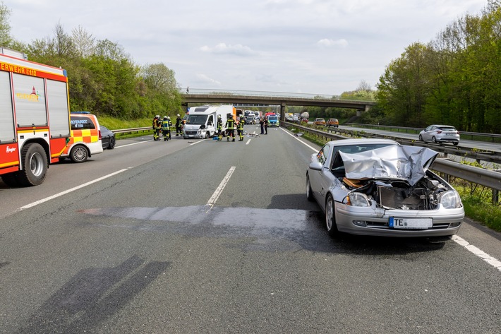 FW Porta Westfalica: 18.04.2026 - Schwerer Verkehrsunfall auf A2 - 2 Verletzte