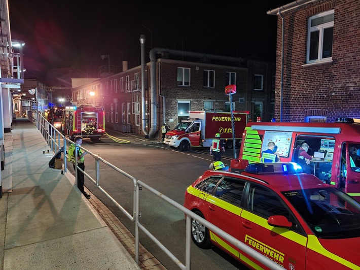 FW-EN: Gefahrstoffaustritt bei Dörken - Feuerwehr mit 70 Einsatzkräften vor im ABC-Einsatz Ort