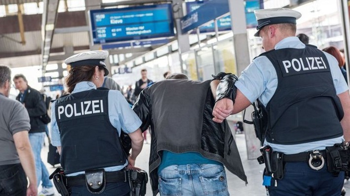 Bundespolizeidirektion München: Maßkrugbedrohung am Bahnhof
