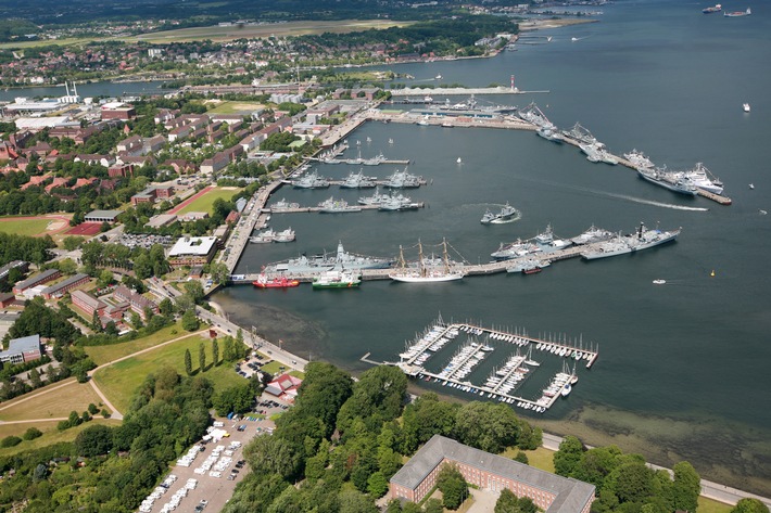 Bei der Marine wird&#039;s bunt - Mehr als 50 Marineschiffe aus zehn Nationen besuchen die Kieler Woche