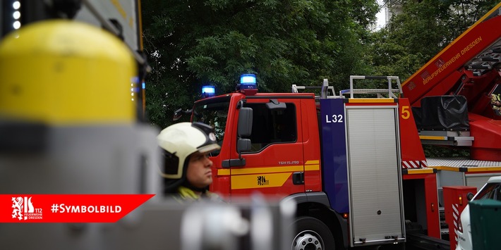 FW Dresden: Brand an einer Lagerhalle