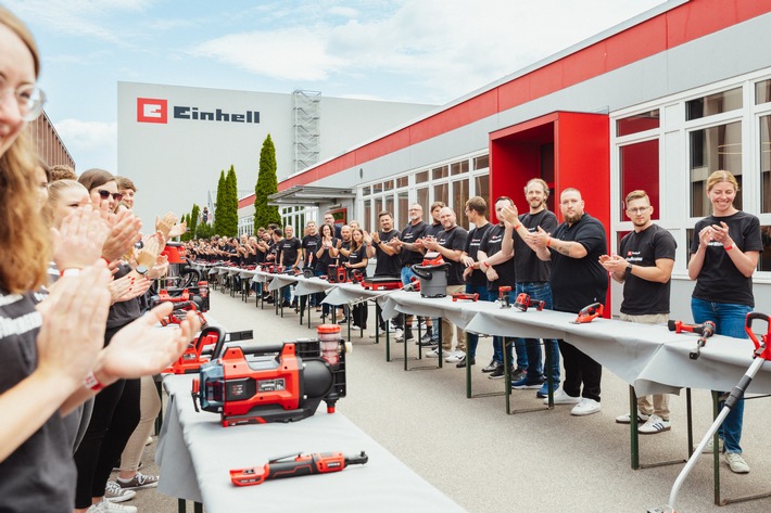 Einhell stellt Weltrekord auf: Ein Akku für über 300 Geräte