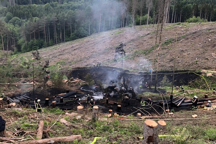 POL-PB: Brennende Arbeitsmaschine löst Waldbrand aus