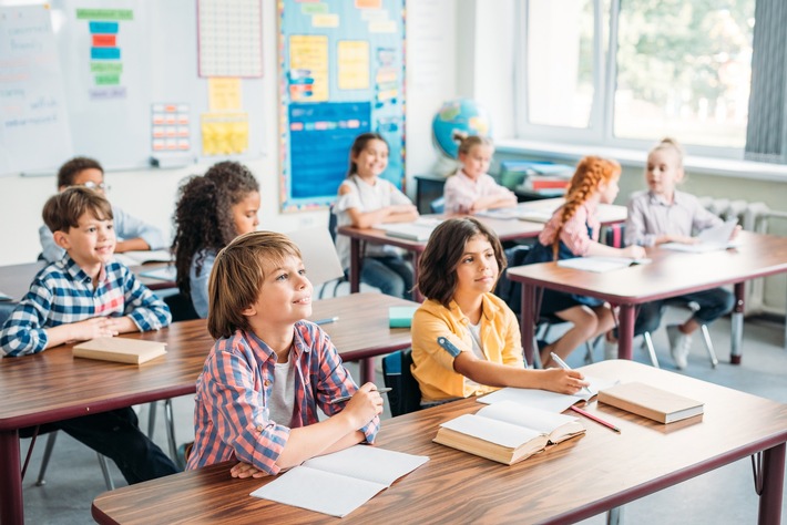 Studie zu Luftqualität und Ansteckungsrisiken in deutschen Klassenzimmern: Lüften, Luftreiniger und Lüftungsanlagen im Vergleich