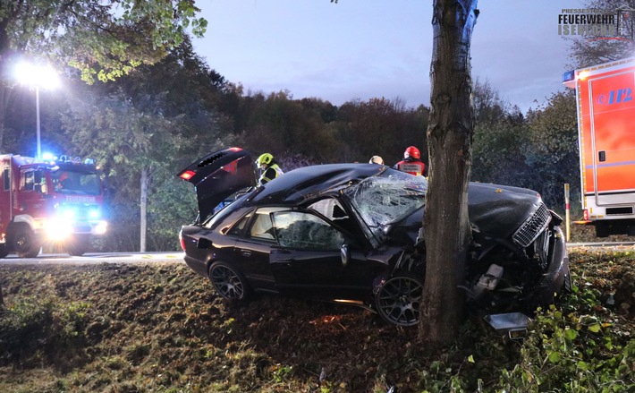 FW-MK: PKW gegen Baum