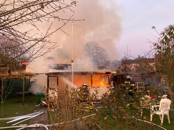 FW-DO: 12.11.2021 - Feuer in Kleingartenanlage - Gartenlaube in Vollbrand