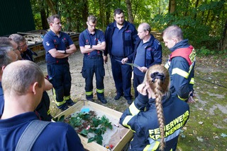 FW Kranenburg: Feuerwehr Kranenburg trainiert Vegetationsbrandbekämpfung mit praktischer Ausbildung im Reichswald und auf dem Feld