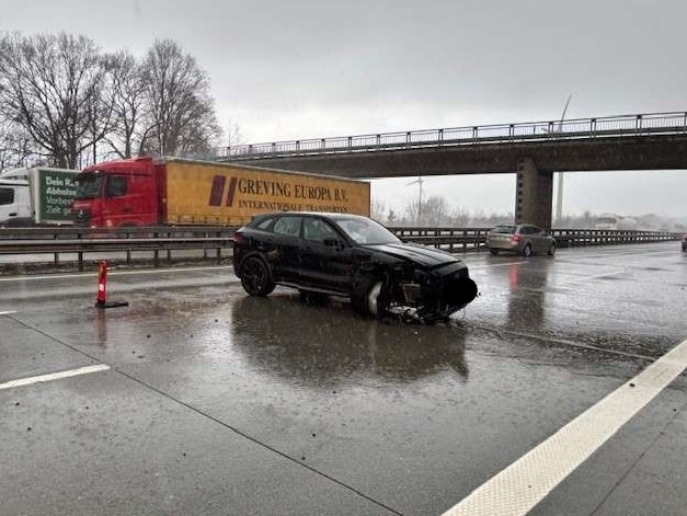 POL-ROW: ++ Glätteunfall mit zwei Leichtverletzten ++ Unfall beim Überholen - Zeugen gesucht ++ Mehrere Betrugsanrufe durch falsche Polizeibeamte ++
