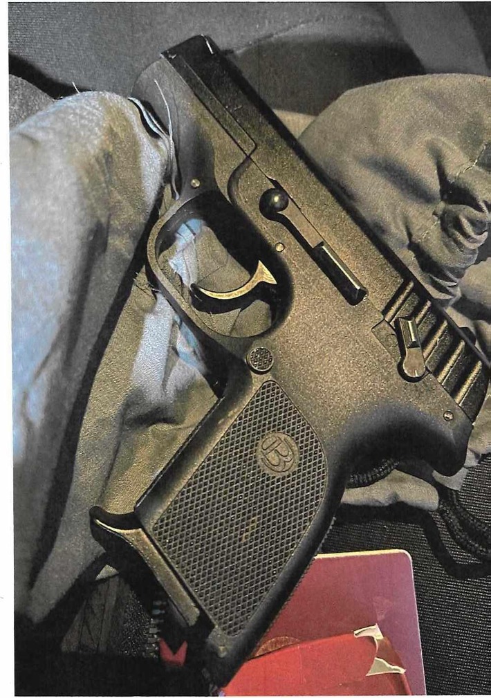 HZA-MS: Kontrolleinheit des Zolls findet Waffe im Auto und deckt Marihuana-Schmuggel per Fahrrad auf / 24-jährige Fahrerin hatte eine Waffe "an Bord"