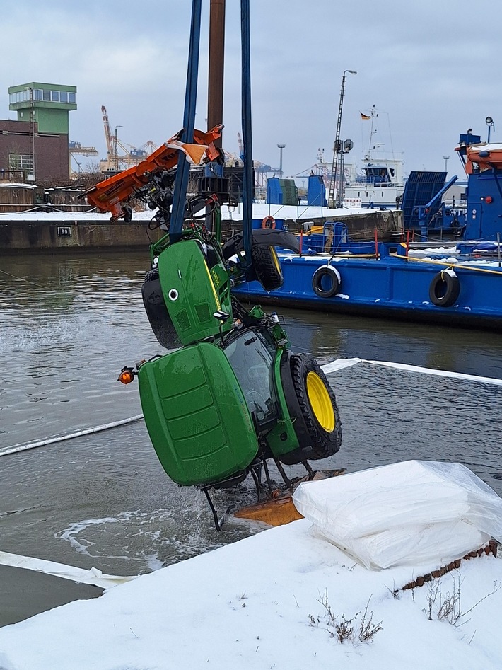 POL-HB: Nr.: 0127 --Streufahrzeug rutscht ins Hafenbecken - Fahrer rettet sich selbst--