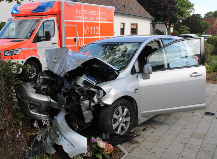 POL-MI: Autofahrer nach Zusammenstoß mit Baum schwer verletzt