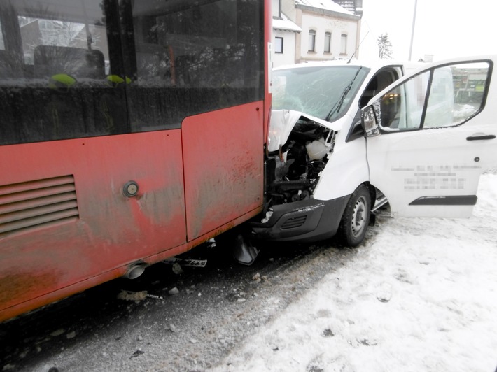 POL-AC: Unfall zwischen Pkw und Bus: 23-jähriger Fahrer verletzt