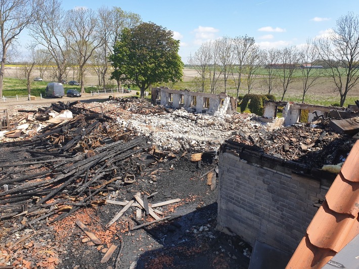 POL-WHV: Brand eines Gutshofes mit angrenzendem Wohnhaus im Wangerland - Hitze am Brandort immer noch sehr hoch - Brandwache eingerichtet