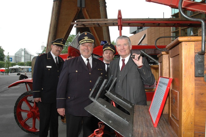 DFV: Feuerwehrjugend mit Schily auf der Aktionsbühne Rauchmelder und Verkehrsunfall bei Erlebnisparcours im DFV-Pavillon