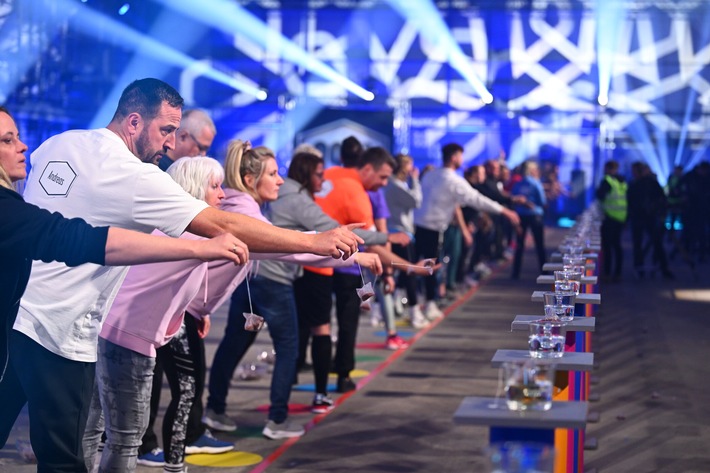 Teebeutel-Weitwurf. Socken-Marathon. Für die SAT.1-Gameshow "99 - Wer schlägt sie alle?" braucht man Geschick und Nervenstärke