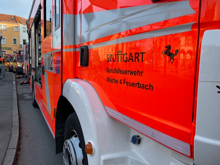 FW Stuttgart: Zwei Tote nach Wohnungsbrand - Täter mit Messer bewaffnet